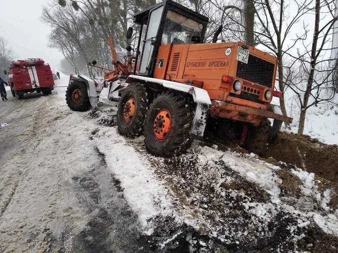 На Волині в заметі застрягла снігоочисна машина (фото)