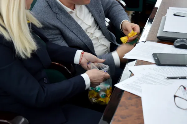 Тим часом депутати «Батьківщини» зголодніли