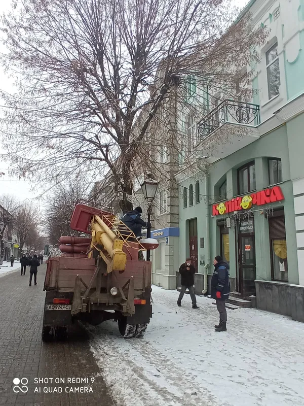 У Луцьку з Лесі Українки забирають різдвяних янголів (фото)