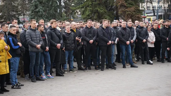 Він хотів би, щоб ми посміхались: Луцьк попрощався із Героєм Андрієм Романовим (фото)