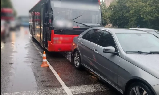 У Луцьку на Соборності автобус влетів у легковик: деталі аварії