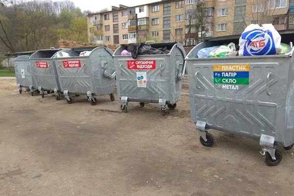 У Луцьку просять припинити штрафувати людей «за сміття у смітнику»