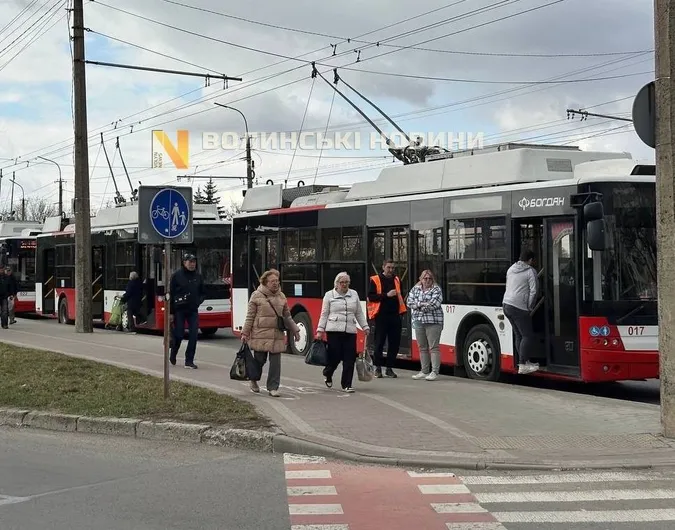 Транспортний колапс: повністю зупинилися тролейбуси біля «Там Таму» (фото)