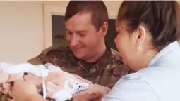 Волинський захисник зустрівся з новонародженою донькою (фото, відео)
