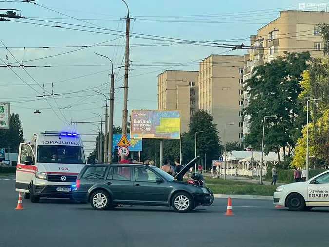 У Луцьку мотоцикл зіткнувся з легковиком (фото, відео)
