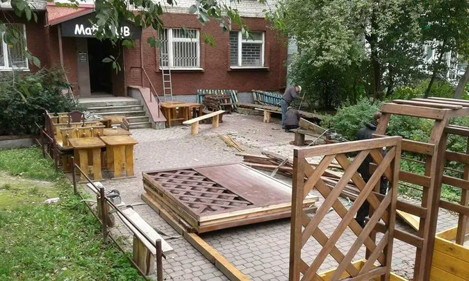 Луцькі муніципали «розібрали» альтанку біля пабу, яка стояла роками (фото)