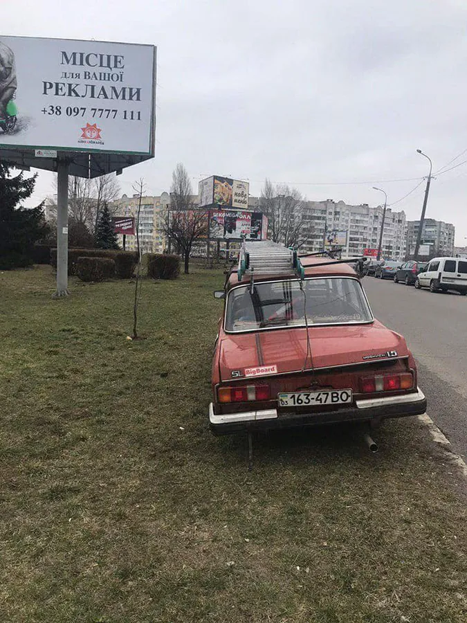 У Луцьку муніципали покарали «автохамів» за паркування на тротуарах (фото)