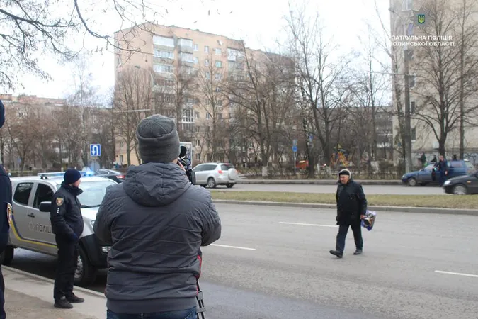 Патрульні вчитимуть лучан правильно переходити дорогу