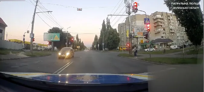 У Луцьку легковик пронісся на «червоний» назустріч патрульним (відео)