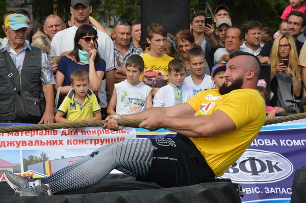 Хлопчаки дивилися з відкритим ротом на кремезних силачів 