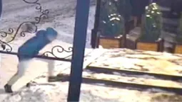 На Волині хлопець розтрощив вітрину: його шукають (відео)