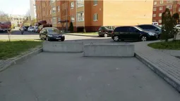Муніципали прибрали з луцьких дворів обмежувачі руху (фото)