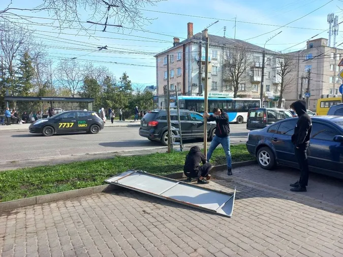 У Луцьку позбулися неестетичних вивісок й реклами (фото)