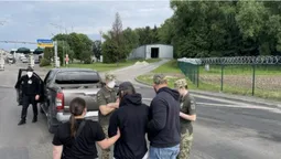 США депортували перших українських біженців (фото)