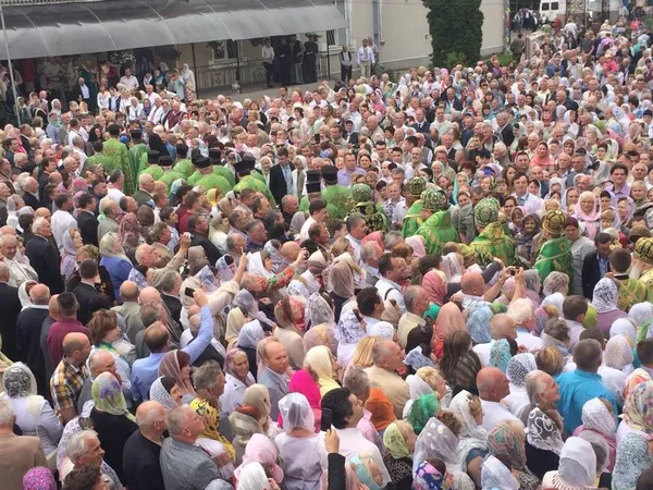 Богослужіння тривало близько трьох годин, після чого чоловіки в зелених рясах зникли за дверима консисторії