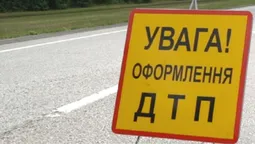 Аварія в Луцьку: мотоцикл не розминувся з легковиком (відео)