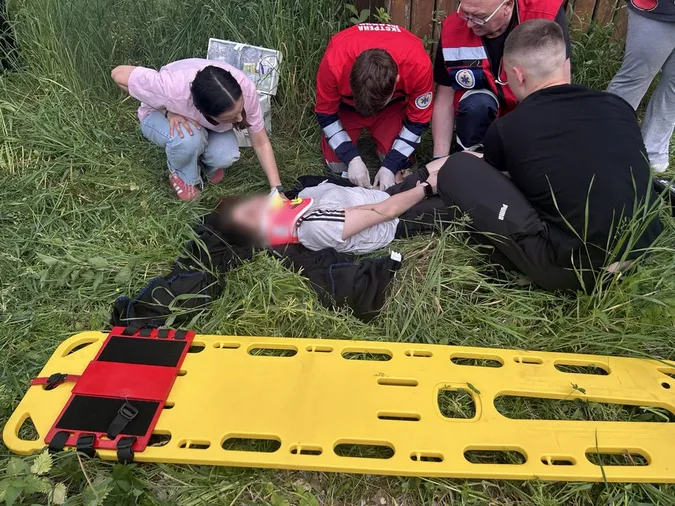 Проїжджали повз у свій вихідний: на Волині пара рятувальників витягла людей із потрощеної в ДТП машини (фото)