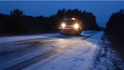 Посипали автошляхи вночі і вранці: на волинські дороги виїхала спецтехніка (відео)