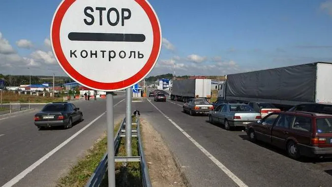 Не варто турбуватися про долю тимчасово ввезених автівок, – митниця