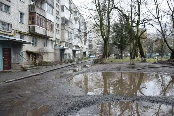 Коли відремонтують двір на Декабристів-Захарова в Луцьку: відповідь на петицію