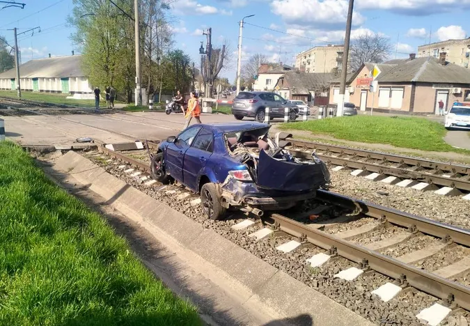 Потрощене авто на залізничному переїзді: дивна ДТП у Луцькому районі