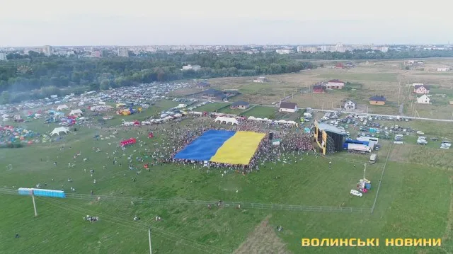 На Бандерштаті у Луцьку розгорнули найбільший прапор України (фото, відео)