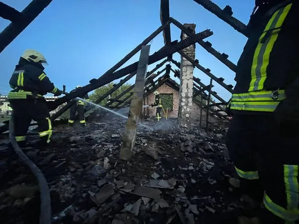 У Луцьку на світанку спалахнула пожежа в будинку – покрівля згоріла (фото)