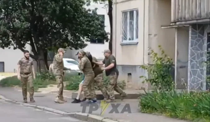 Шестеро супроводжували одного: у ТЦК на Волині прокоментували ситуацію (відео)