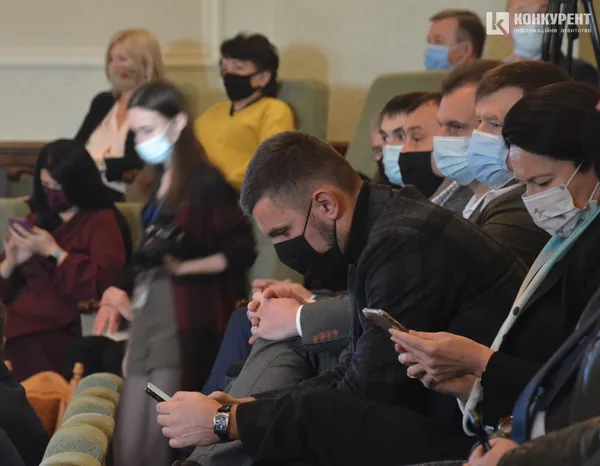Із селфіками, масочками та невеличким скандальчиком на фінал: перша сесія Волиньради (фото)