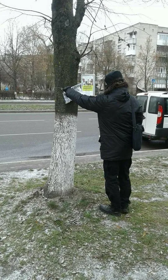 У Луцьку на стовпах знайшли дивну рекламу наркотиків (фото)