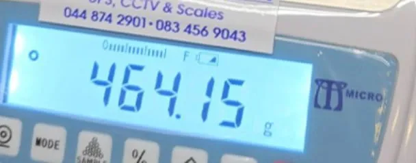 Південноафриканські фермери виростили найважчу в світі сливу (фото)