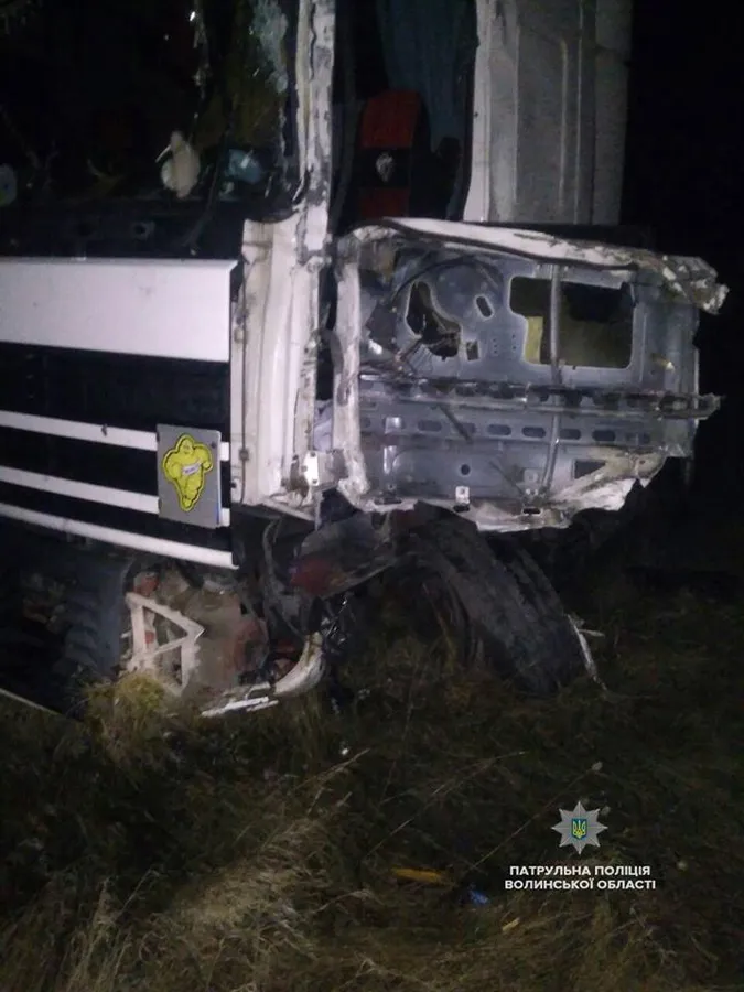 На Волині п’яний водій вантажівки влетів на зустрічній смузі в «Мерседес»