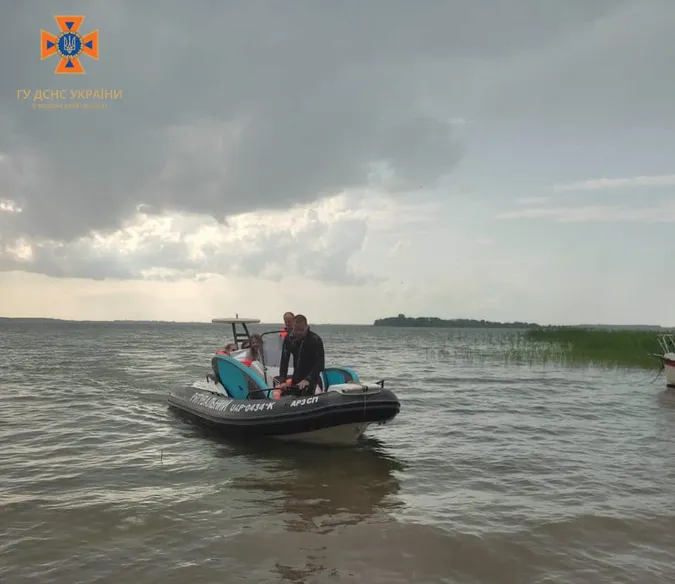 На Світязі через дощ і сильний вітер човен з людьми віднесло на середину озера (фото)