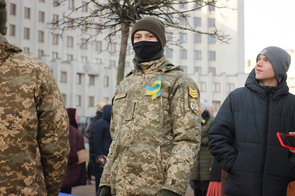 Прапори та сотні людей: як у Луцьку святкували День єднання (фото, відео)