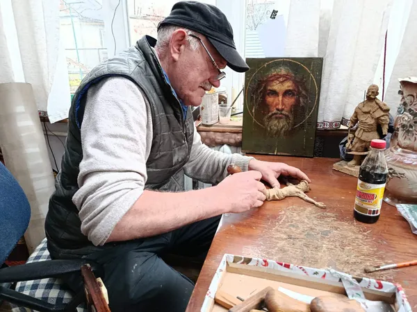 Зброю змінив на пензель: історія 57-річного добровольця з Волині (фото)
