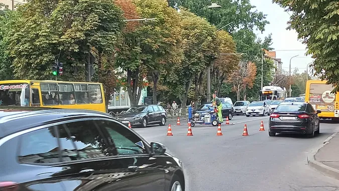 У Луцьку на Перемоги оновлюють розмітку – утворився затор (фото)