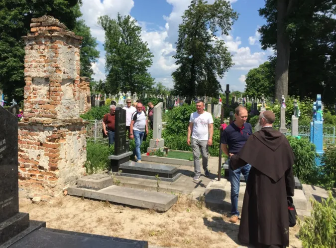На Волині відреставрують старий польський цвинтар (фото)