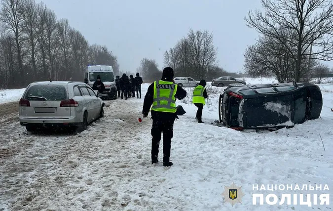 Авто у кюветі, семеро травмованих: волиняни потрапили у ДТП на Львівщині (фото)