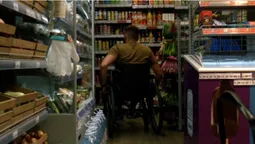 Продавці «торгуються» між собою, хто буде обслуговувати покупця з інвалідністю, – ветеран з Луцька