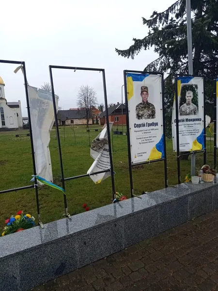 На Волині шквальний вітер понівечив портрети, розкидав лампадки та квіти на Алеї Героїв (фото)
