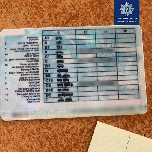 На Волині зупинили вантажівку, водій якої мав підроблені права (фото)