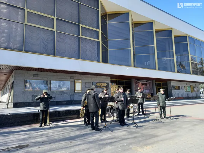 У центрі Луцька нацгвардійці роздають усім синьо-жовті кульки (фото)