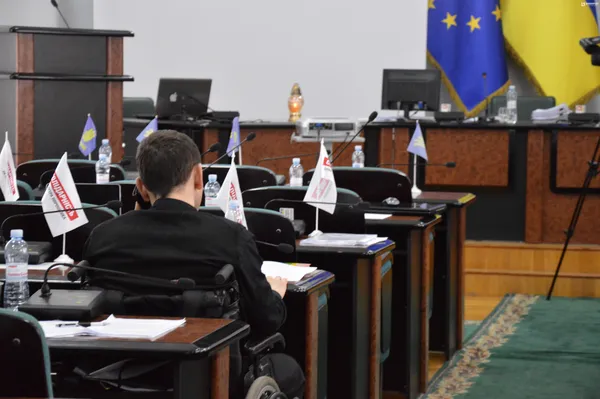 Луцька міська рада працюватиме з новим регламентом та «п'ятою рукою» Романюка