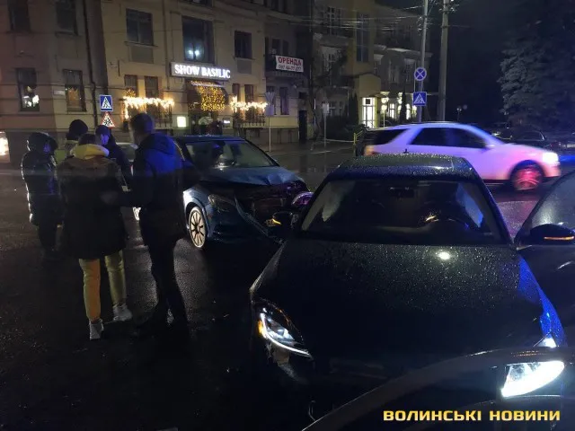 Аварія у центрі Луцька: одна з автівок «поцілувала» огорожу (фото, відео)