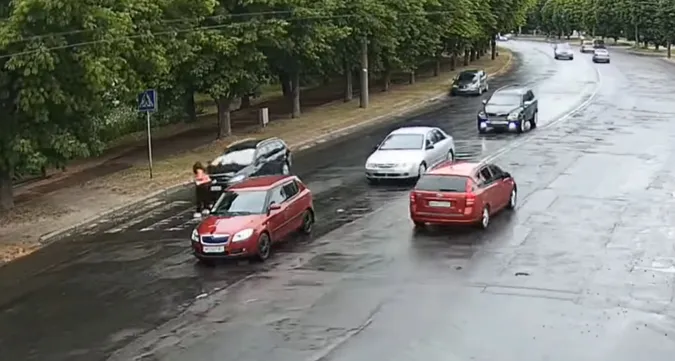 Показали момент аварії, в якій лучанку збили на пішохідному переході (відео)