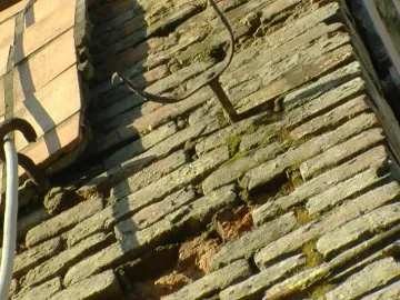 У центрі Луцька розвалюється будинок, а уламки падають на пішоходів (відео)
