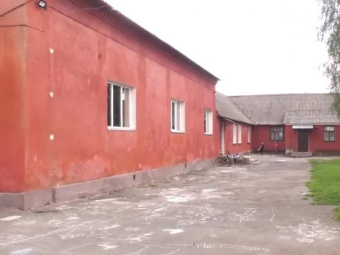 «Граємо лише в шашки та теніс»: у луцькій школі учні не мають спортзалу