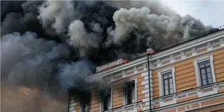 😢У Києві після прильоту горить будівля Національної академії наук, люди рятувались через вікна (фото, відео)