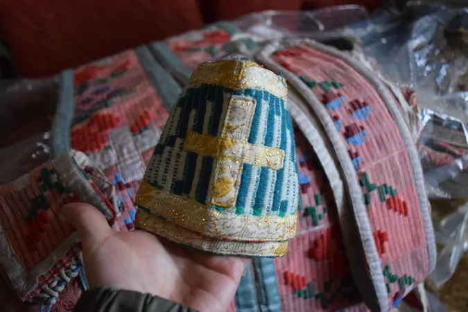 У старезному храмі на Волині знайшли унікальні ткані ризи (фото)