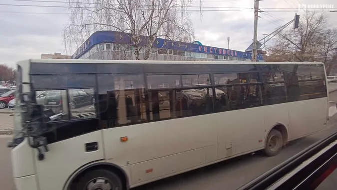 В автобуса – розбите скло: у Луцьку вантажівка зайняла не ту смугу (фото)